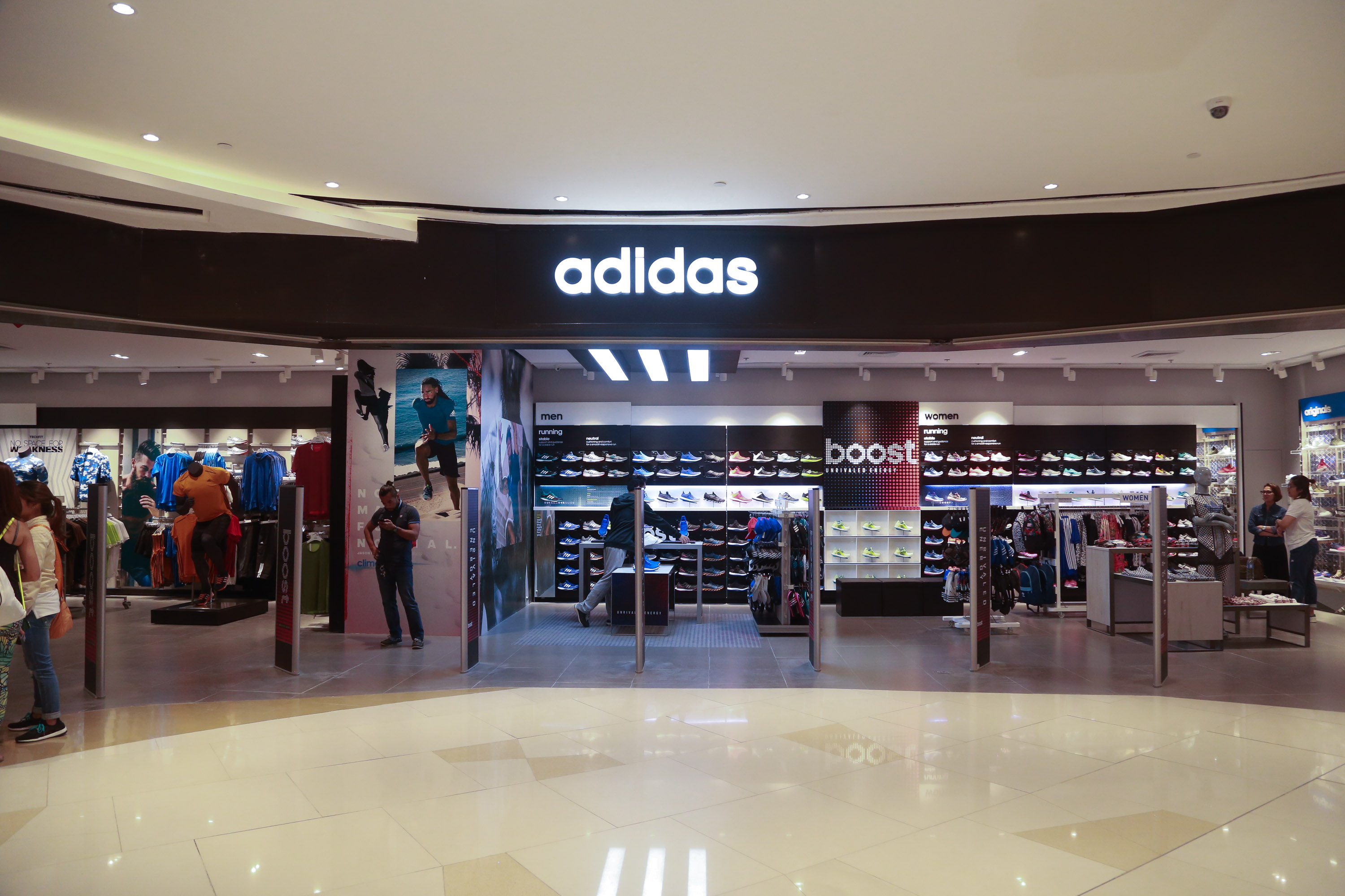 Адидас молл. Adidas Uptown. Адидас вверх. Adidas Dubai Mall.